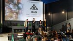 «ΕΛΛΑΔΑ 3.0» : Τρεις μικρού μήκους, φραπέδες, κόλλυβα και πεντοχίλιαρα δραχμές στην πιο new age πρεμιέρα της χρονιάς