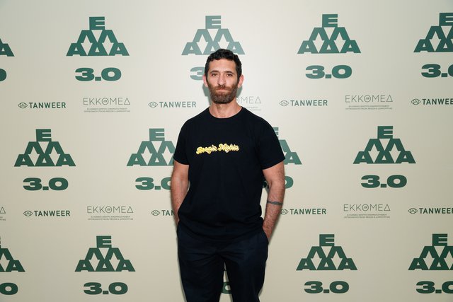 «ΕΛΛΑΔΑ 3.0» : Τρεις μικρού μήκους, φραπέδες, κόλλυβα και πεντοχίλιαρα δραχμές στην πιο new age πρεμιέρα της χρονιάς