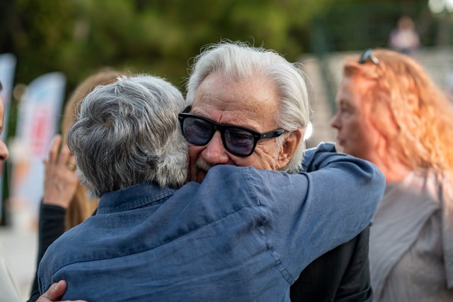 “Theo, I’m here again!”: Ο Χάρβεϊ Καϊτέλ συγκίνησε την Αθήνα στην έναρξη του 16ου AOAFF powered by ΔΕΗ