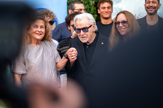 “Theo, I’m here again!”: Ο Χάρβεϊ Καϊτέλ συγκίνησε την Αθήνα στην έναρξη του 16ου AOAFF powered by ΔΕΗ