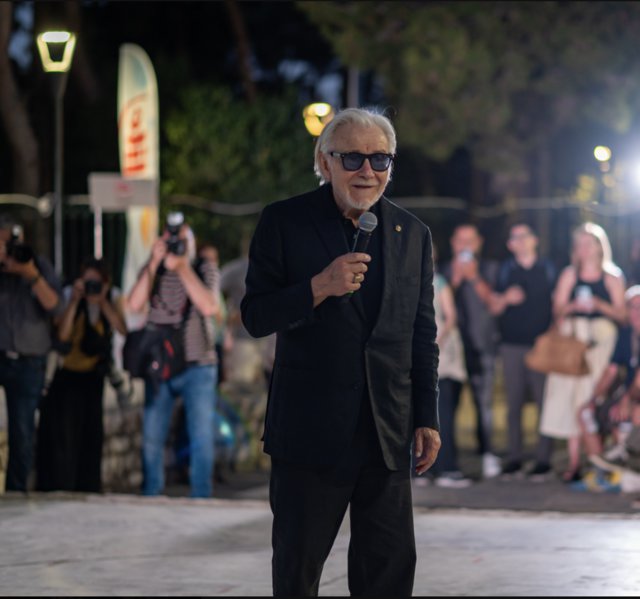 “Theo, I’m here again!”: Ο Χάρβεϊ Καϊτέλ συγκίνησε την Αθήνα στην έναρξη του 16ου AOAFF powered by ΔΕΗ