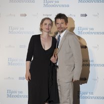 Ίθαν Χοκ και Ζιλί Ντελπί ποζάρουν για τους φωτογράφους λίγο μετά την άφιξή τους (by Βαγγέλης Πατσιαλός)