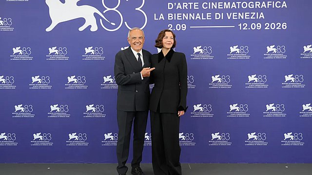 «Τελικά φαίνεται ότι οι άντρες κάνουν καλύτερες ταινίες από τις γυναίκες»: Η Μάγκι Τζίλενχαλ αστειεύεται στη Μόστρα